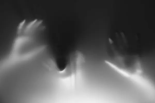 Silhouette Fantôme Effrayant Derrière Verre Sur Fond Gris — Photo