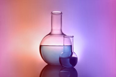 Masada sıvı olan mataralar. Renk tonlu