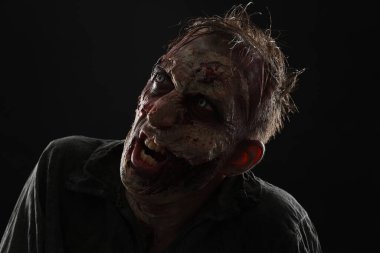 Karanlık arka planda korkunç bir zombi. Cadılar Bayramı canavarı