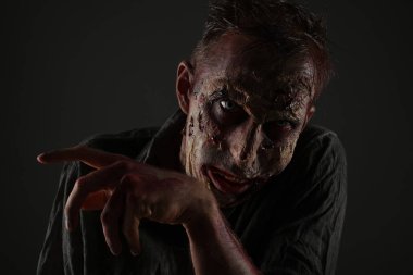 Karanlık arka planda korkunç bir zombi. Cadılar Bayramı canavarı