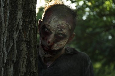 Ağacın yanındaki korkunç zombi. Cadılar Bayramı canavarı