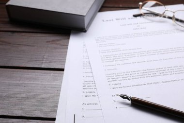 Son arzum ve vasiyetim, gözlüklerim, kalemim ve kitabım ahşap masanın üzerinde, yakın plan.