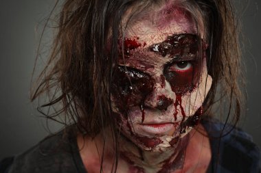 Karanlık arka planda korkunç bir zombi, yakın plan. Cadılar Bayramı canavarı