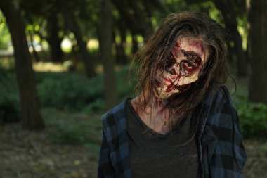 Dışarısı kanlı korkunç bir zombi. Cadılar Bayramı canavarı