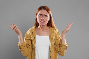 Oyuncu seçimi. Gri arka planda duygusal bir kadın oynuyor.