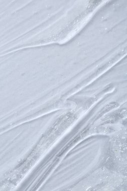 Beyaz arkaplanda kozmetik serumu temizle, makro görünüm