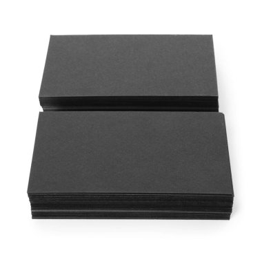 Beyaza izole edilmiş bir yığın siyah kartvizit. Tasarım için model