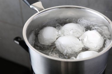 Elektrikli ocakta tavuklu yumurta kaynıyor, yakın plan.