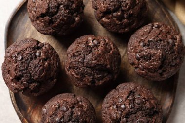 Masada nefis çikolatalı kekler, üst manzara.