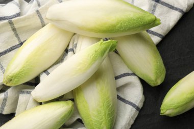 Siyah masa üzerinde taze çiğ Belçika hindibaları (chicory), üst görünüm