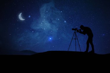 Astronom teleskopla gökyüzüne bakıyor. Metin için boşluk