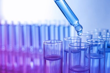 Test tüpüne numune damlatılıyor, yakın çekim. Renk tonlu