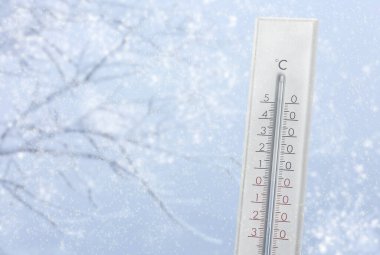 Termometre, kış günü hava sıcaklığının sıfırın altında olduğunu gösteriyor.