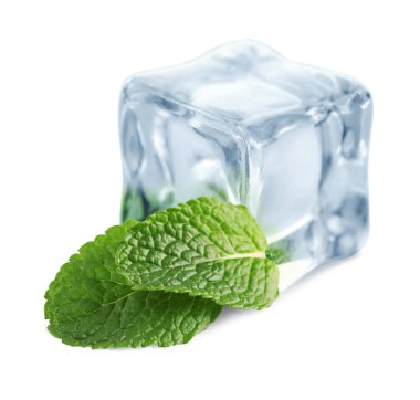 Yeşil nane ve buz küpü beyaza izole edilmiş.