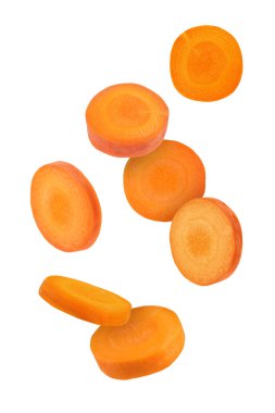 Beyaz arkaplana düşen taze havuç dilimleri