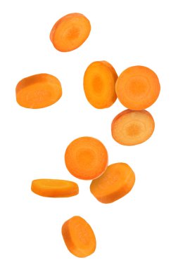 Beyaz arkaplana düşen taze havuç dilimleri