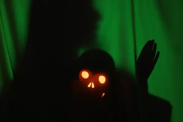 Silhouette Fantôme Effrayant Avec Crâne Derrière Tissu Vert Foncé — Photo