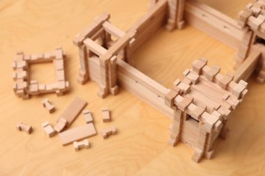 Ahşap kale ve masa üzerinde yapı taşları. Çocuk oyuncağı.