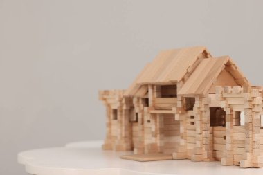 Masanın üzerindeki ahşap giriş kapısı ışık arka planına karşı, metin için boşluk. Çocuk oyuncağı.