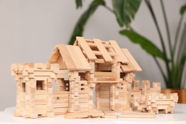 Beyaz masadaki ahşap giriş kapısı bulanık arka planda. Çocuk oyuncağı.