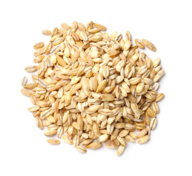 Ham inci arpa yığını, beyaz manzarada izole edilmiş.