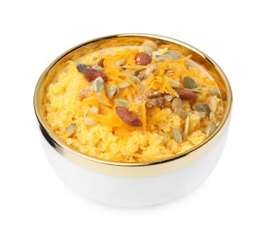 Fındıklı mısır unu, kabak ve tohumlar beyaz kasede izole edilmiş.