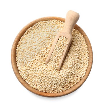 Beyaz renkte izole edilmiş çiğ kinoalı kase ve kepçe.