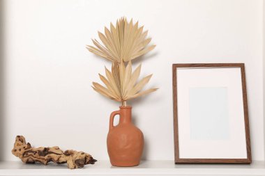 İçerisi dekoratif elementlerle dolu beyaz bir raf. İç tasarım