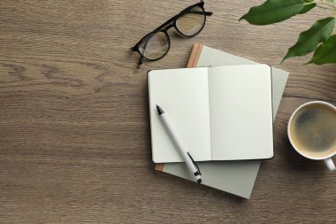 Düz kompozisyonda dizüstü bilgisayarlar ve ahşap masada kahve vardı. Metin için boşluk