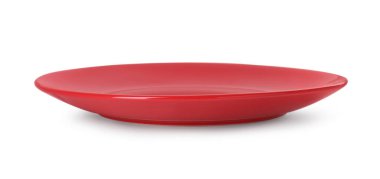 Güzel bir kırmızı tabak beyaza izole edilmiş.