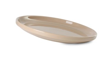 Beyaza izole edilmiş güzel bir seramik tabak.