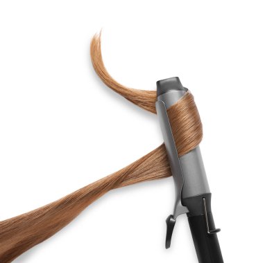 Beyaz arka planda saç kilidi olan saç maşası, üst görünüm