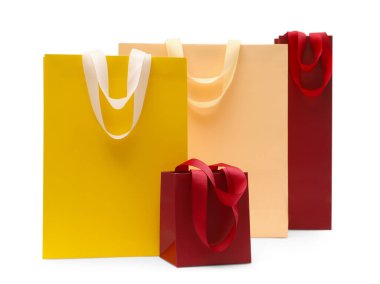 Birçok renkli kağıt alışveriş torbası beyaza izole edilmiş.