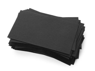 Birçok boş siyah kartvizit beyaza izole edilmiş, manzaranın üstünde. Tasarım için model