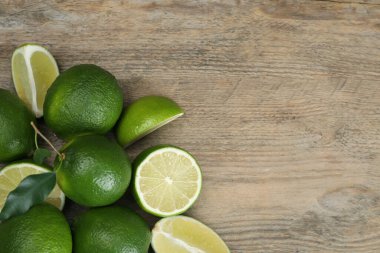 Tahta masada taze limon ve yapraklar, üst manzara. Metin için boşluk