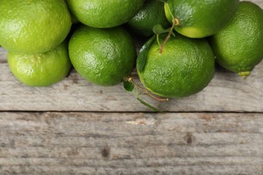 Tahta masada taze limonlar, üst manzara. Metin için boşluk