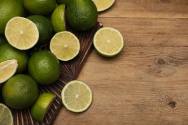 Taze taze ve tahta masada limon dilimleri var. Metin için boşluk