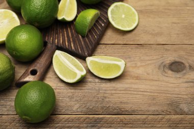 Tahta masada taze taze limon dilimleri, yakın plan. Metin için boşluk