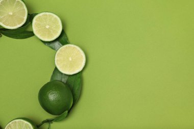 Yeşil arka planda taze limon ve yapraklar. Metin için boşluk
