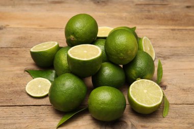 Tahta masadaki taze limon ve yapraklar.