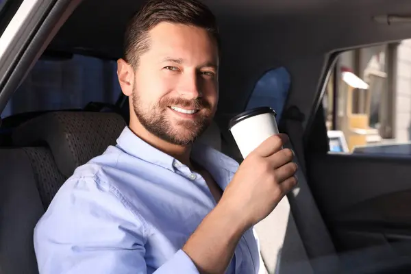 コーヒー 行って 車でドリンクの紙コップを持つ幸せな男 — ストック写真