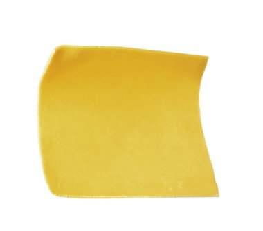 Beyaza izole edilmiş bir dilim lezzetli peynir.