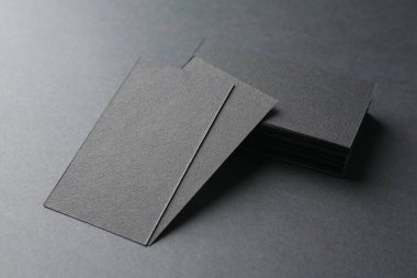 Siyah arka planda boş kartvizitler, yakın plan. Tasarım için model