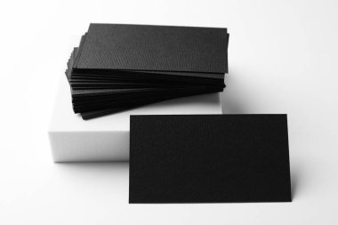 Beyaz arka planda boş siyah kartvizitler. Tasarım için model