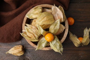 Olgun bitki salatası meyveleri, ahşap masadaki kalsiyumlar, düz yatış.