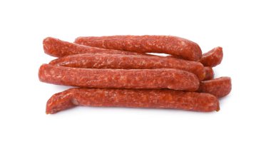 Pek çok kuru füme sosis beyaz üzerine izole edilmiş.