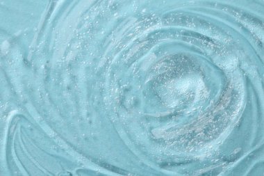 Açık mavi arkaplanda kozmetik serumu temizle, makro görünüm