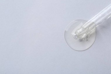 Beyaz arka planda kozmetik serumlu boru, üst görünüm