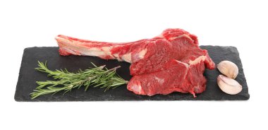 Çiğ biftek ve beyaz üzerine izole edilmiş baharatlar.