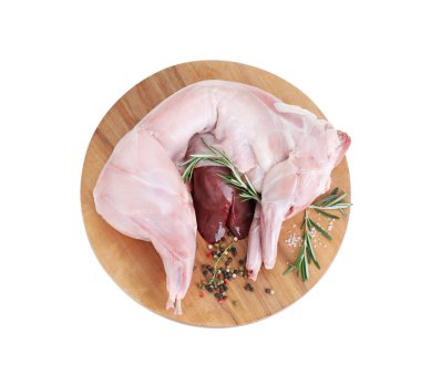 Tam çiğ tavşan, ciğer ve baharatlar beyaza izole edilmiş.